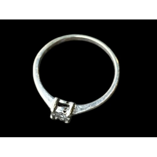 691 - A 9ct WHITE GOLD SOLITAIRE RING SIZE P