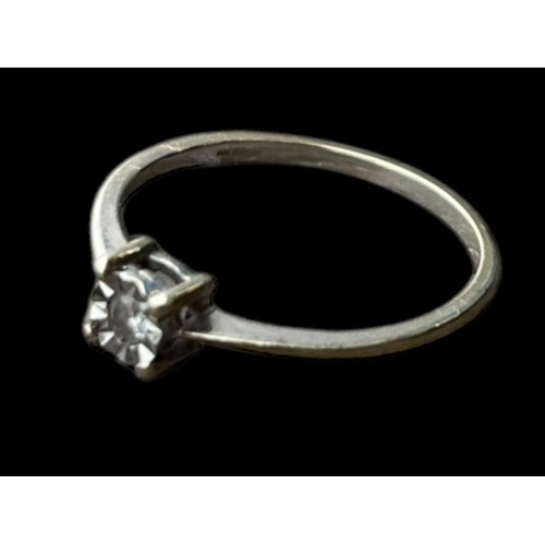 691 - A 9ct WHITE GOLD SOLITAIRE RING SIZE P