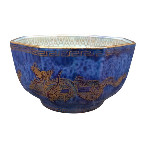 664 - A BEAUTIFUL LUSTRE DDRAGON AND PEACOCK BOWL BY WEDGEWOOD