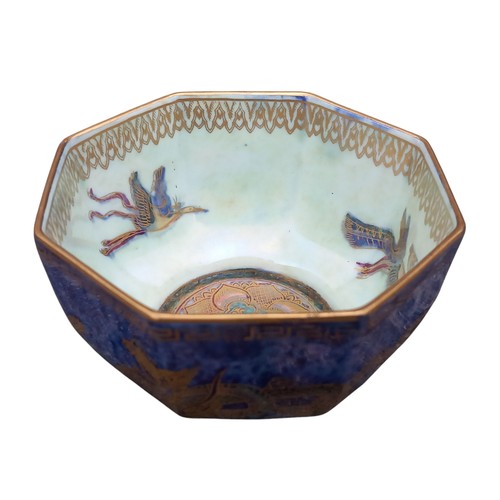 664 - A BEAUTIFUL LUSTRE DDRAGON AND PEACOCK BOWL BY WEDGEWOOD