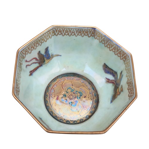 664 - A BEAUTIFUL LUSTRE DDRAGON AND PEACOCK BOWL BY WEDGEWOOD