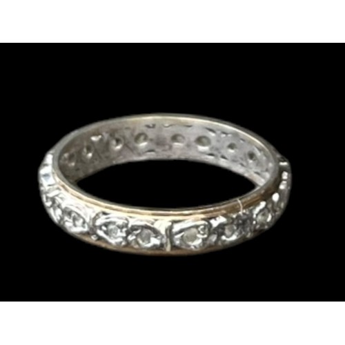 711 - A UNIQUE 2 TONE 9ct GOLD ETERNITY RING