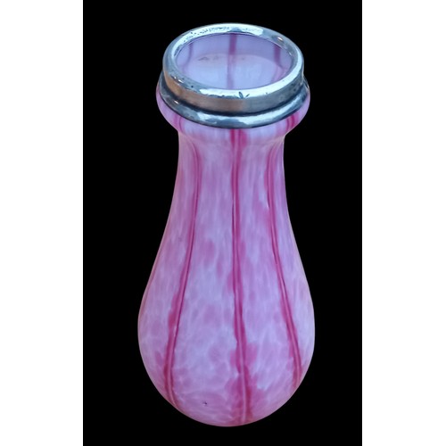 713 - A STUNNING ART GLASS VASE WITH A SILVER RIM