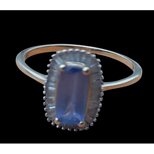 726 - AN UNUSUAL 9ct GOLD TANZANITE RING