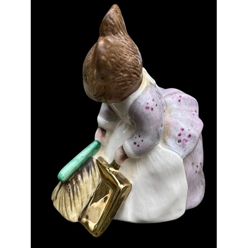 411 - A BESWICK BEATRIX POTTER HUNCA MUNCA SWEEPING