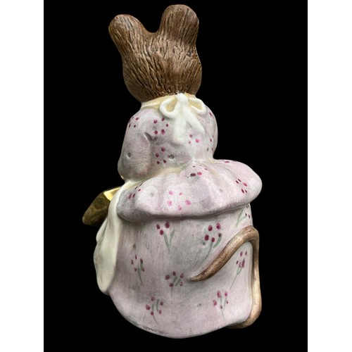 411 - A BESWICK BEATRIX POTTER HUNCA MUNCA SWEEPING