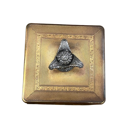 418 - A VINTAGE ANTIQUE 2 COLOUR METAL COMPACT