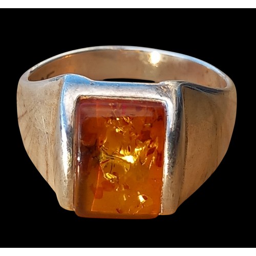 486 - A STUNNING SILVER AMBER SET RING