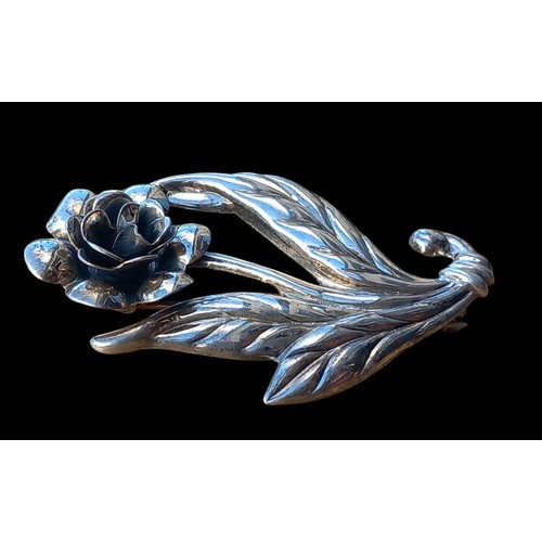 487 - A SILVER FLORAL BROOCH BY DANECRAFT