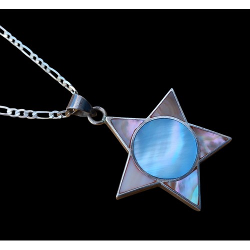 508 - A QUALITY SILVER AND MULTI COLOURED MOTHER OF PEARL PENDANT ON A GOOD QUALITY SILVER FLATLINK CHAIN