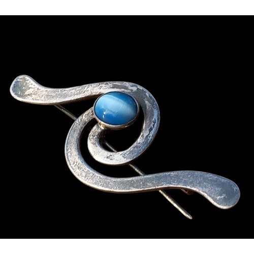 512 - A BEAUTIFUL SILVER BROOCH SET WITH MOONSTONE STYLE STONE