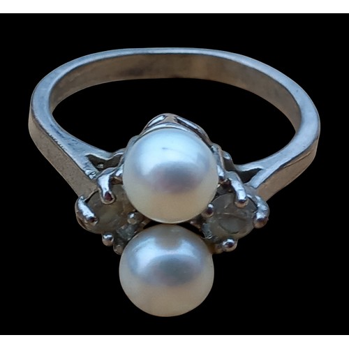 342 - A WHITE METAL PEARL AND WHITE STONE RING SIZE S