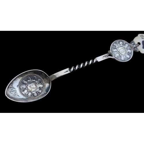 352 - SILVER QUEEN VICTORIA AND CHILDREN SPOON 12.6g