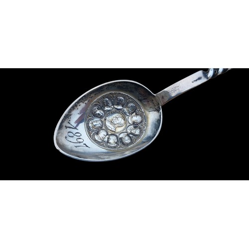 352 - SILVER QUEEN VICTORIA AND CHILDREN SPOON 12.6g