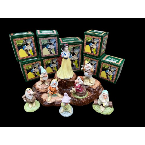 485 - A ROYAL DOULTON BESWICK SNOW WHITE AND 7 DWARF SET COMPLETE WITH STAND AND BOXES