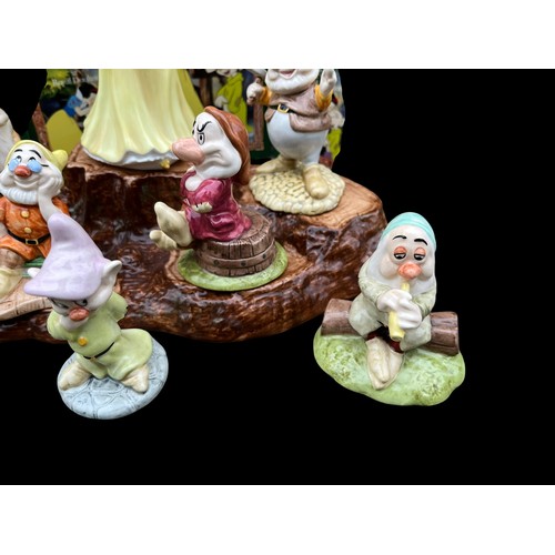 485 - A ROYAL DOULTON BESWICK SNOW WHITE AND 7 DWARF SET COMPLETE WITH STAND AND BOXES