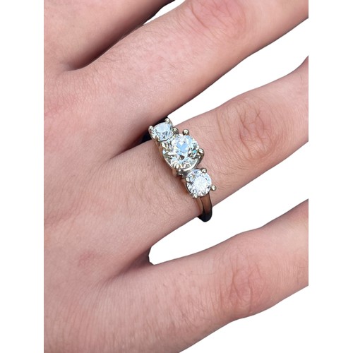 706 - A BEAUTIFUL 14CT 3 DIAMOND RING CENTRE DIAMOND 1.25CT TWO SIDE DIAMONDS 0.70CT (1.95CT TOTAL) EACH S... 