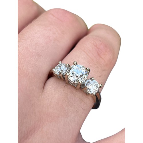 706 - A BEAUTIFUL 14CT 3 DIAMOND RING CENTRE DIAMOND 1.25CT TWO SIDE DIAMONDS 0.70CT (1.95CT TOTAL) EACH S... 