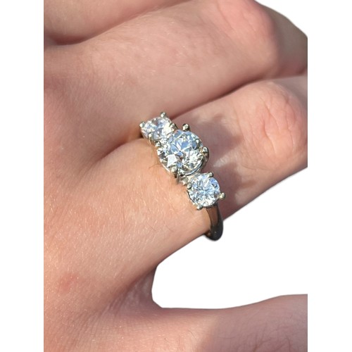 706 - A BEAUTIFUL 14CT 3 DIAMOND RING CENTRE DIAMOND 1.25CT TWO SIDE DIAMONDS 0.70CT (1.95CT TOTAL) EACH S... 