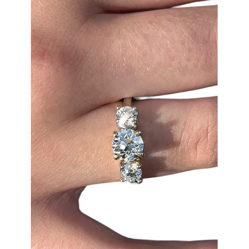 706 - A BEAUTIFUL 14CT 3 DIAMOND RING CENTRE DIAMOND 1.25CT TWO SIDE DIAMONDS 0.70CT (1.95CT TOTAL) EACH S... 