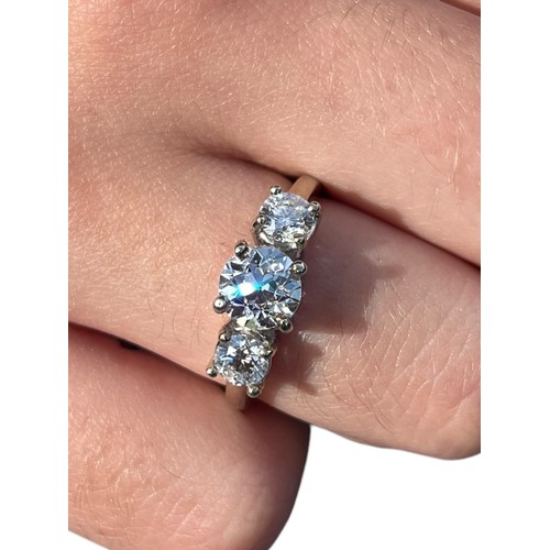 706 - A BEAUTIFUL 14CT 3 DIAMOND RING CENTRE DIAMOND 1.25CT TWO SIDE DIAMONDS 0.70CT (1.95CT TOTAL) EACH S... 