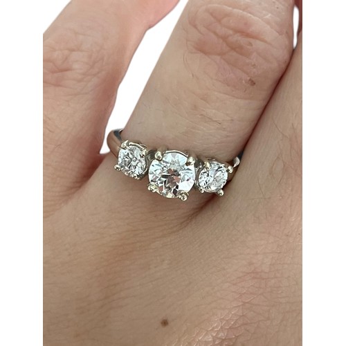 706 - A BEAUTIFUL 14CT 3 DIAMOND RING CENTRE DIAMOND 1.25CT TWO SIDE DIAMONDS 0.70CT (1.95CT TOTAL) EACH S... 