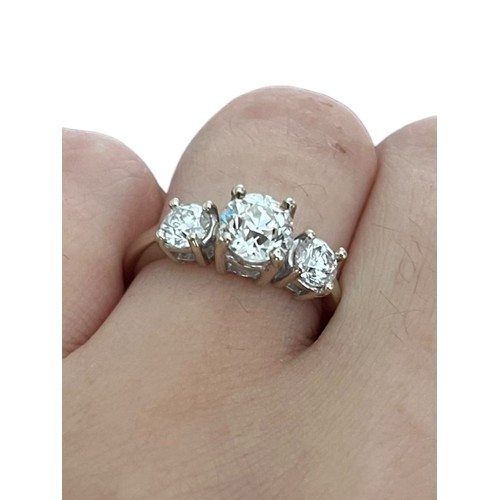 706 - A BEAUTIFUL 14CT 3 DIAMOND RING CENTRE DIAMOND 1.25CT TWO SIDE DIAMONDS 0.70CT (1.95CT TOTAL) EACH S... 