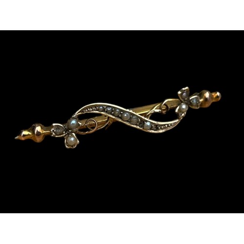 600 - AN ANTIQUE 9ct GOLD SEED PEARL BROOCH