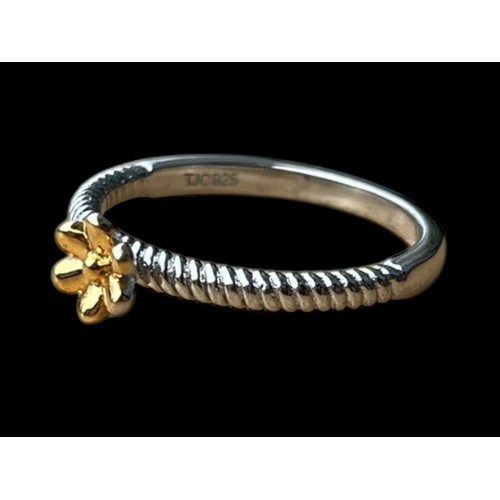 611 - A SILVER ARGENTO RING WITH GOLD PLATED FLOWER