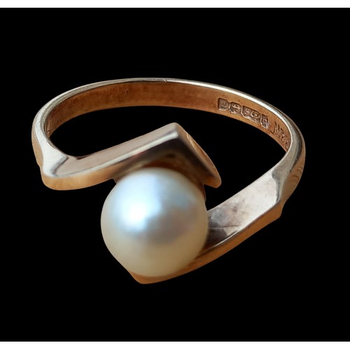 618 - 9ct GOLD PEARL RING...SIZE M...2.26g