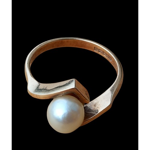 618 - 9ct GOLD PEARL RING...SIZE M...2.26g