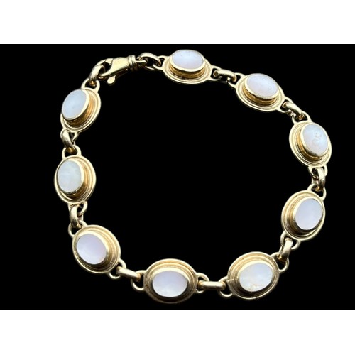 634 - 9CT GOLD & MOTHER OF PERAL BRACELET