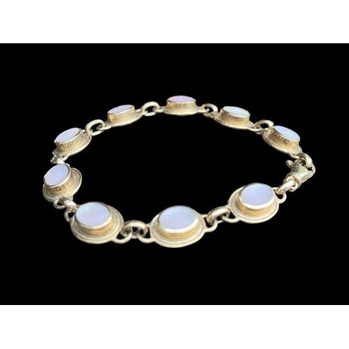 634 - 9CT GOLD & MOTHER OF PERAL BRACELET