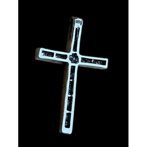 675 - AN 18K DIAMOND SET CROSS IN WHITE GOLD 3G