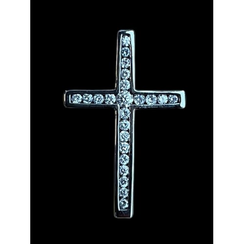 675 - AN 18K DIAMOND SET CROSS IN WHITE GOLD 3G