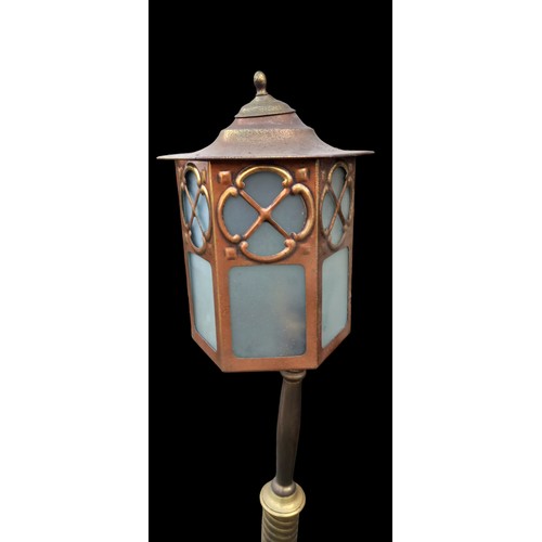 81 - VINTAGE TWIST COLUMN TABLE LAMP WITH LANTERN SHADE (NEEDS ATTENTION)