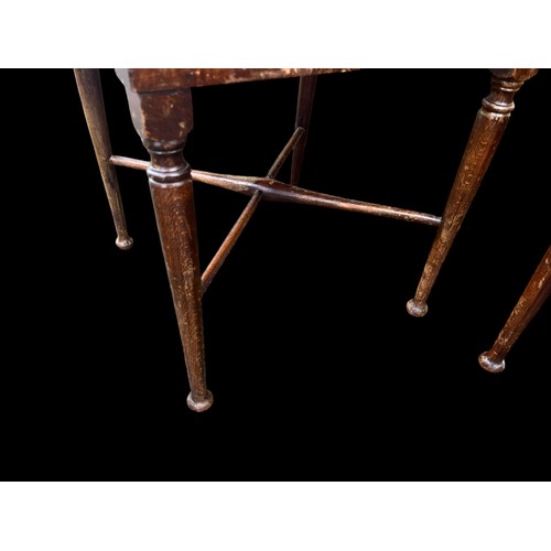 118 - A VERY NICE ANTIQUE MAHOGANY WINDOW TABLE WITH LOWER SHELF ON ORNATE LQUEEN ANNE LEG