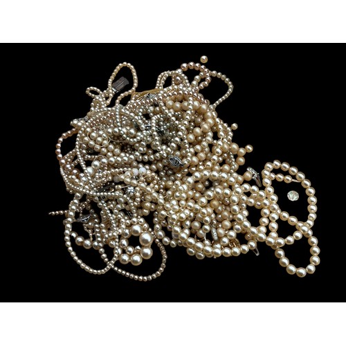 180 - A BAG OF MIXED PEARLS AND PEARL JEWELLERY