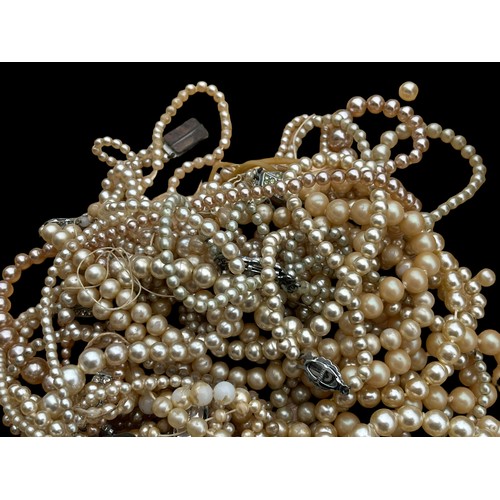 180 - A BAG OF MIXED PEARLS AND PEARL JEWELLERY