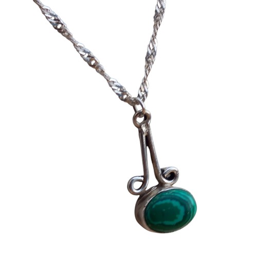 194 - AN ORNATE SILVER & MALACHITE SET PENDANT ON A FANCY TWIST SILVER CHAIN