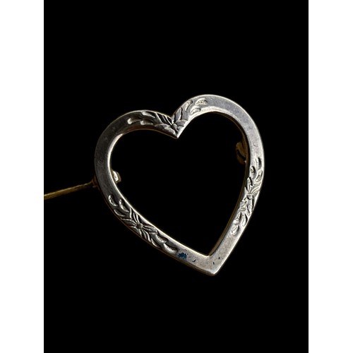 205 - AN ORNATE SILVER HEART BROOCH