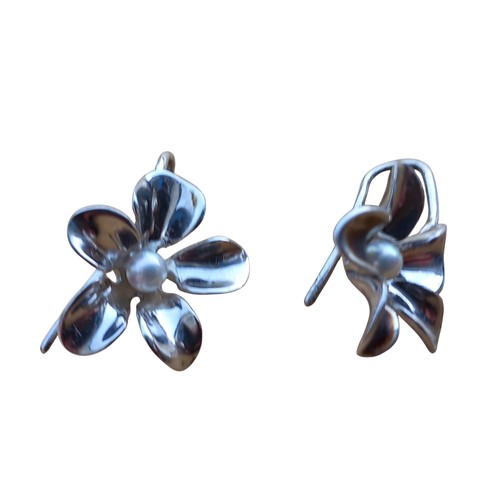 209 - A PAIR OF BEAUTIFUL FLORAL DESIGNED SILVER EARRINGS WITH PEARL CENTRES