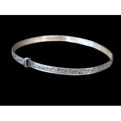 221 - AN ORNATE EXPANDING VINTAGE SILVER BRACELET