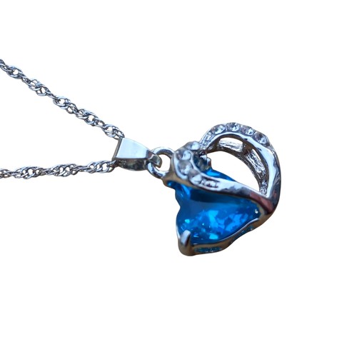 224 - A SILVER DOUBLE BLUE STONE & GEM SET HEART PENDANT ON A SILVER CHAIN