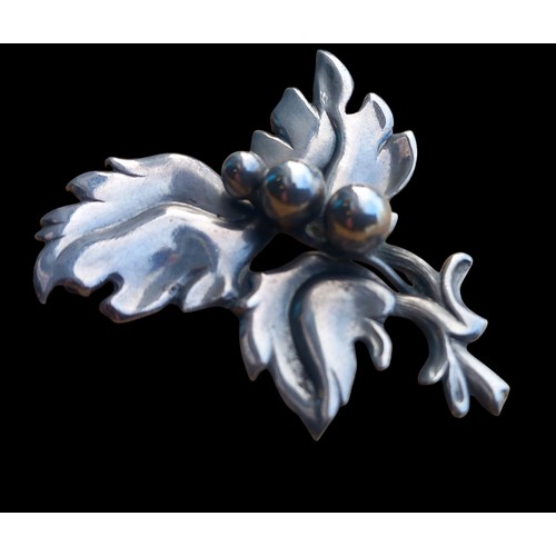 242 - A BEAUTIFUL SILVER FOLIAGE & BERRY DESIGN BROOCH