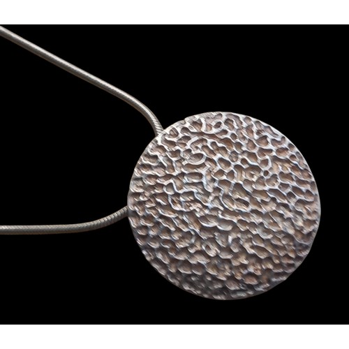 277 - A QUALITY SILVER DIMPLED PENDANT ON A SILVER CHAIN