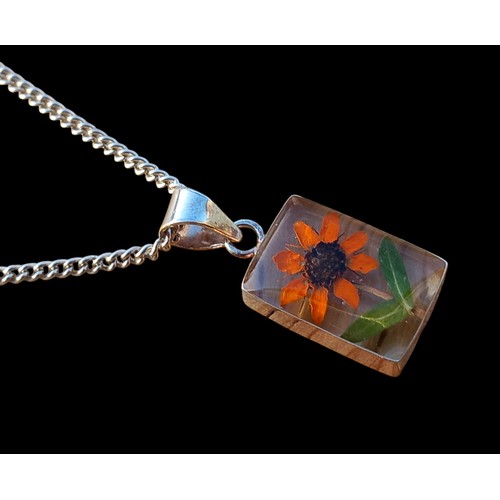 279 - A BEAUTIFUL SILVER FLOWER PENDANT ON A SILVER CHAIN