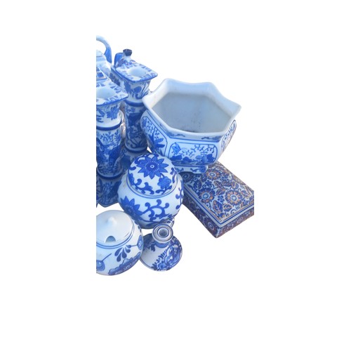 316 - BLUE AND WHITE WARES TO INCLUDE ORIENTAL PIECES