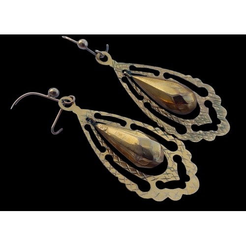 617 - A PAIR OF 9CT GOLD DROP EARRING 5CMS OVAL FANCY DROPS ON WIRE & CATCH FITTINGS