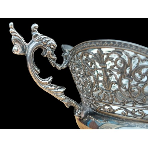 668 - A STUNNING 925 SILVER PIERCED CENTRE PIECE WITH SWAN HEAD HANDLES WEIGHS 265GRAMS TOTAL